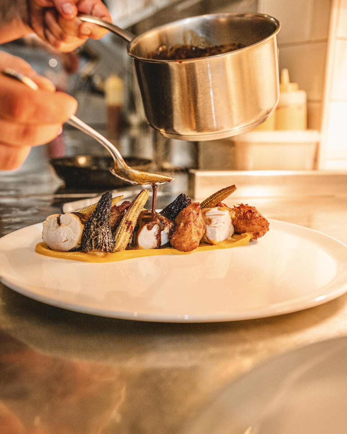 Dressage d'un plat en cuisine chez L'Improbable