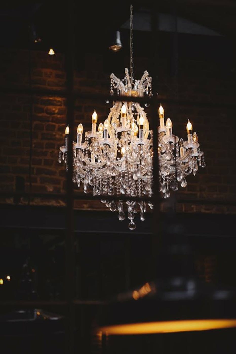 Lustre en cristal suspendu dans la salle de L'Improbable