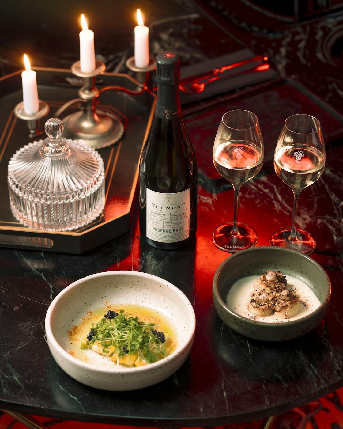 Table aux bougies et vin chez L'Improbable à Ixelles