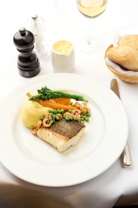 Cabillaud, crevettes grises, purée et sauce mousseline chez Lola