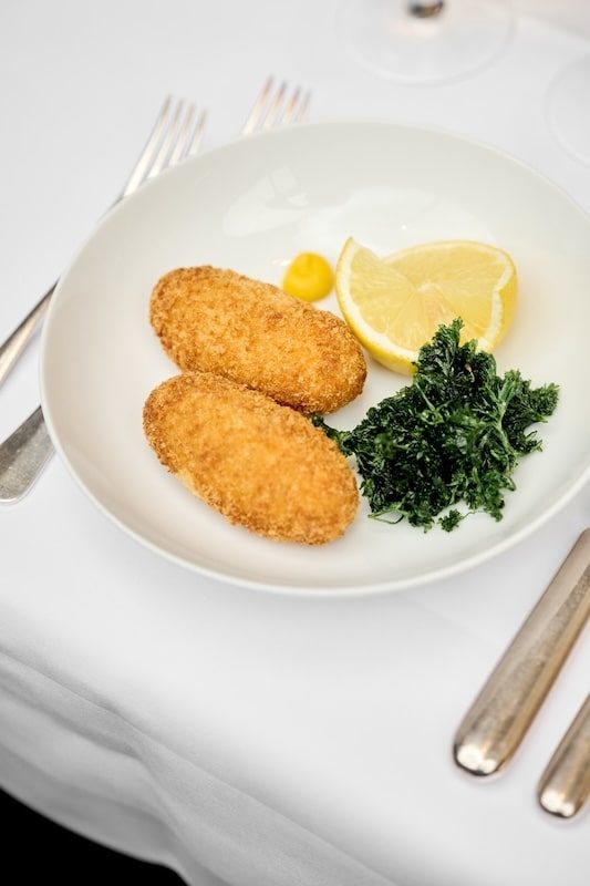 Croquettes aux crevettes grises et persil frit chez Lola