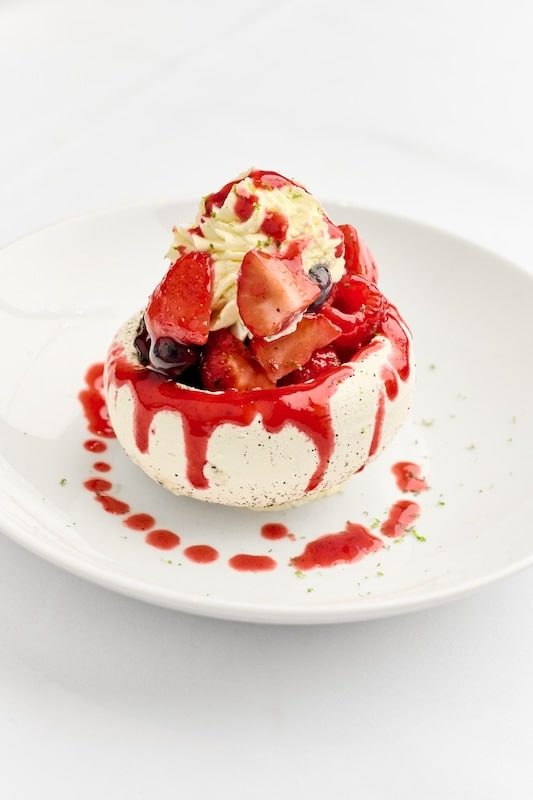 Dessert aux fraises et crème glacée servi chez Lola au Sablon