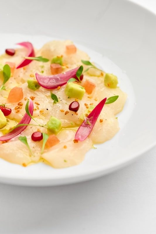 Émincé de bar, huile d'olive et citron vert, entrée de Lola