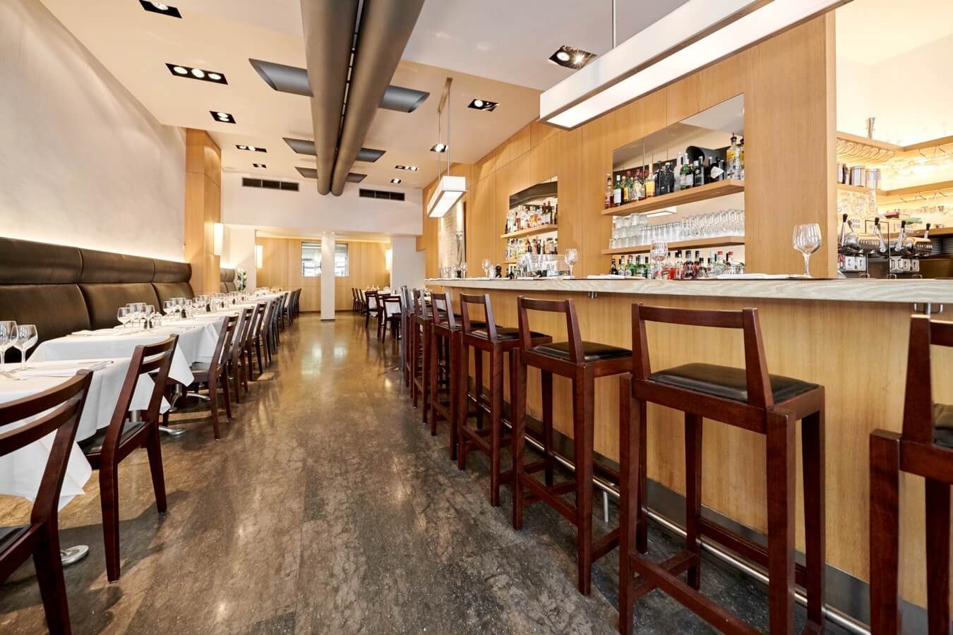 Le comptoir et les tabourets de la brasserie Lola place du Grand Sablon