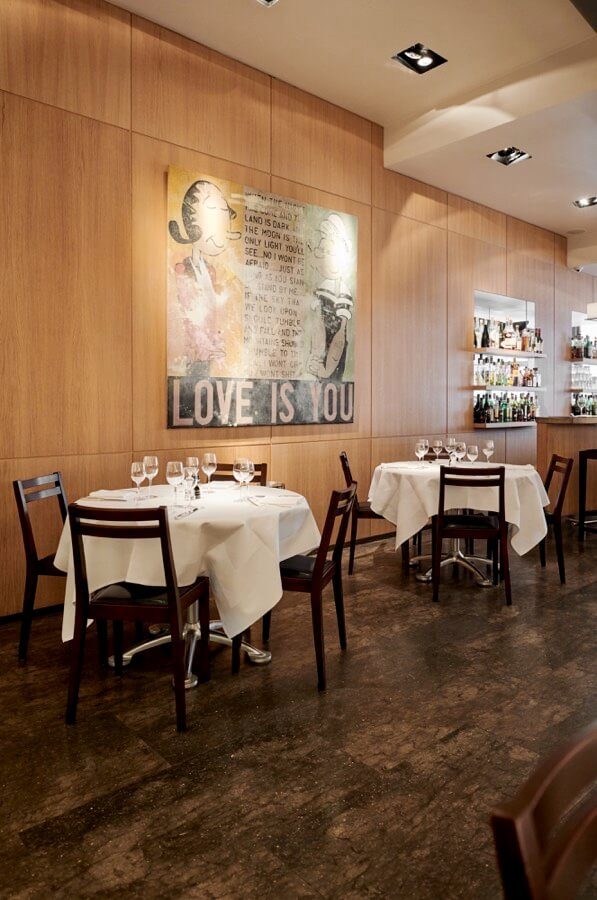 Œuvre contemporaine « Love is good » dans la salle de Lola