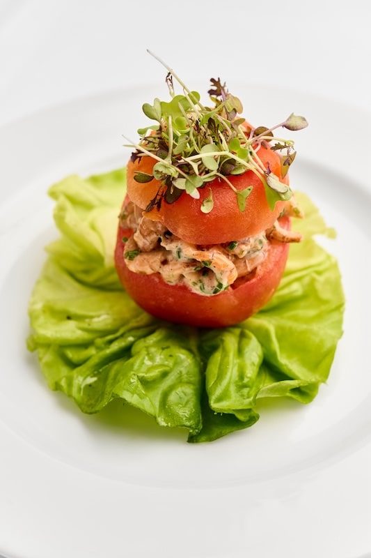 Tomate aux crevettes grises façon Lola, sur laitue