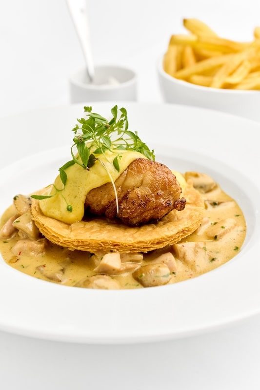 Vol-au-vent volaille et ris de veau avec frites, plat signature de Lola