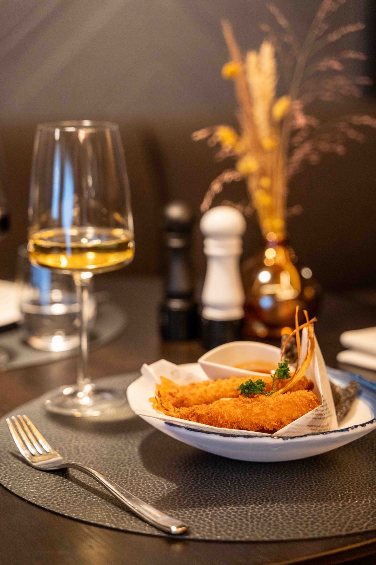 Assiette de crevettes frites et sa sauce servie au Loui Restaurant