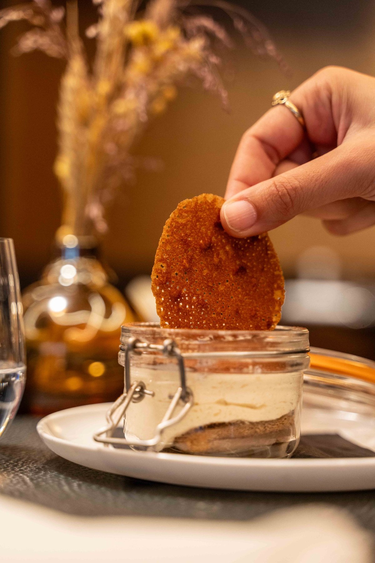 Dessert servi dans un bocal en verre au Loui Restaurant