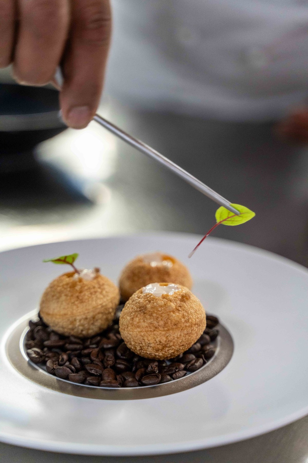 Dressage à la pince d'un dessert au Loui Restaurant, Bruxelles