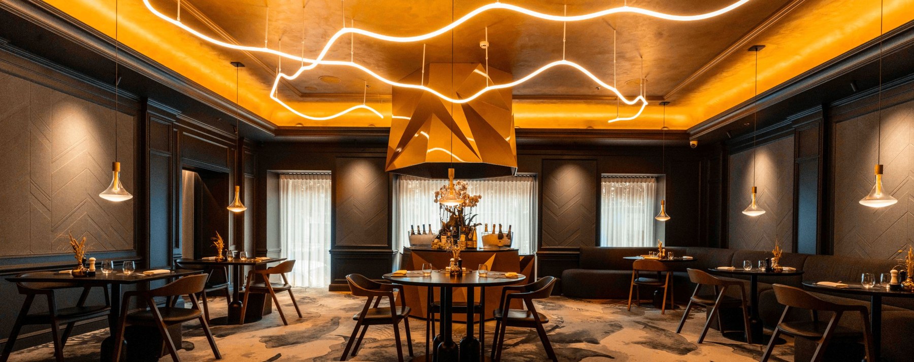 Salle à manger moderne et élégante du Loui Restaurant à Bruxelles