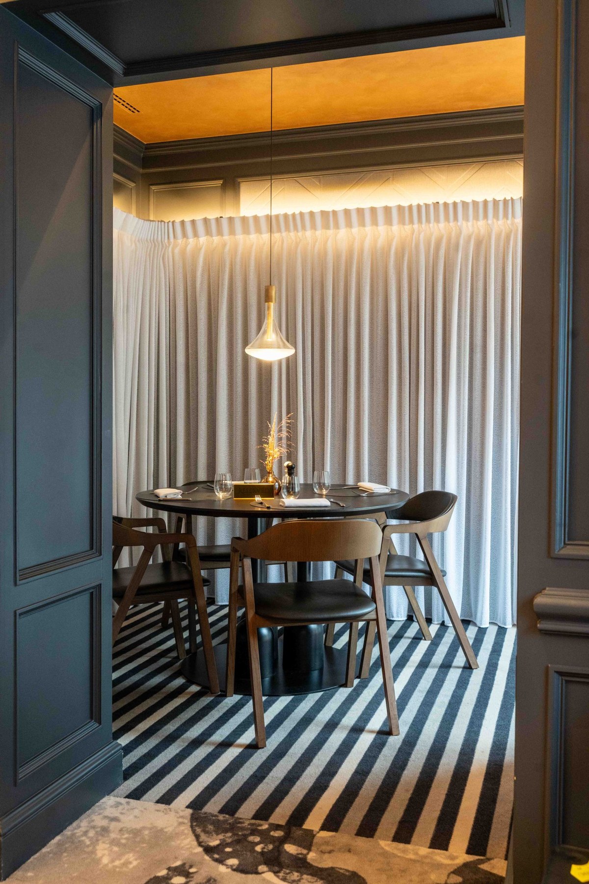 Salle à manger privée du Loui Restaurant avec table ronde et suspension