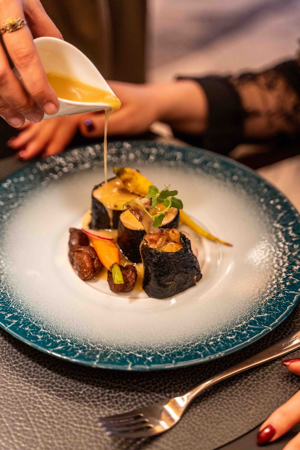 Sauce versée sur un plat gastronomique au Loui Restaurant, Bruxelles