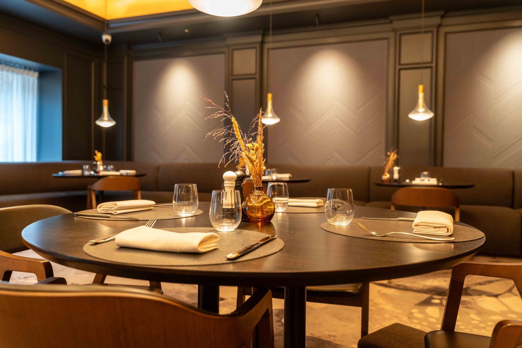 Table dressée dans la lumière douce du Loui Restaurant à Bruxelles