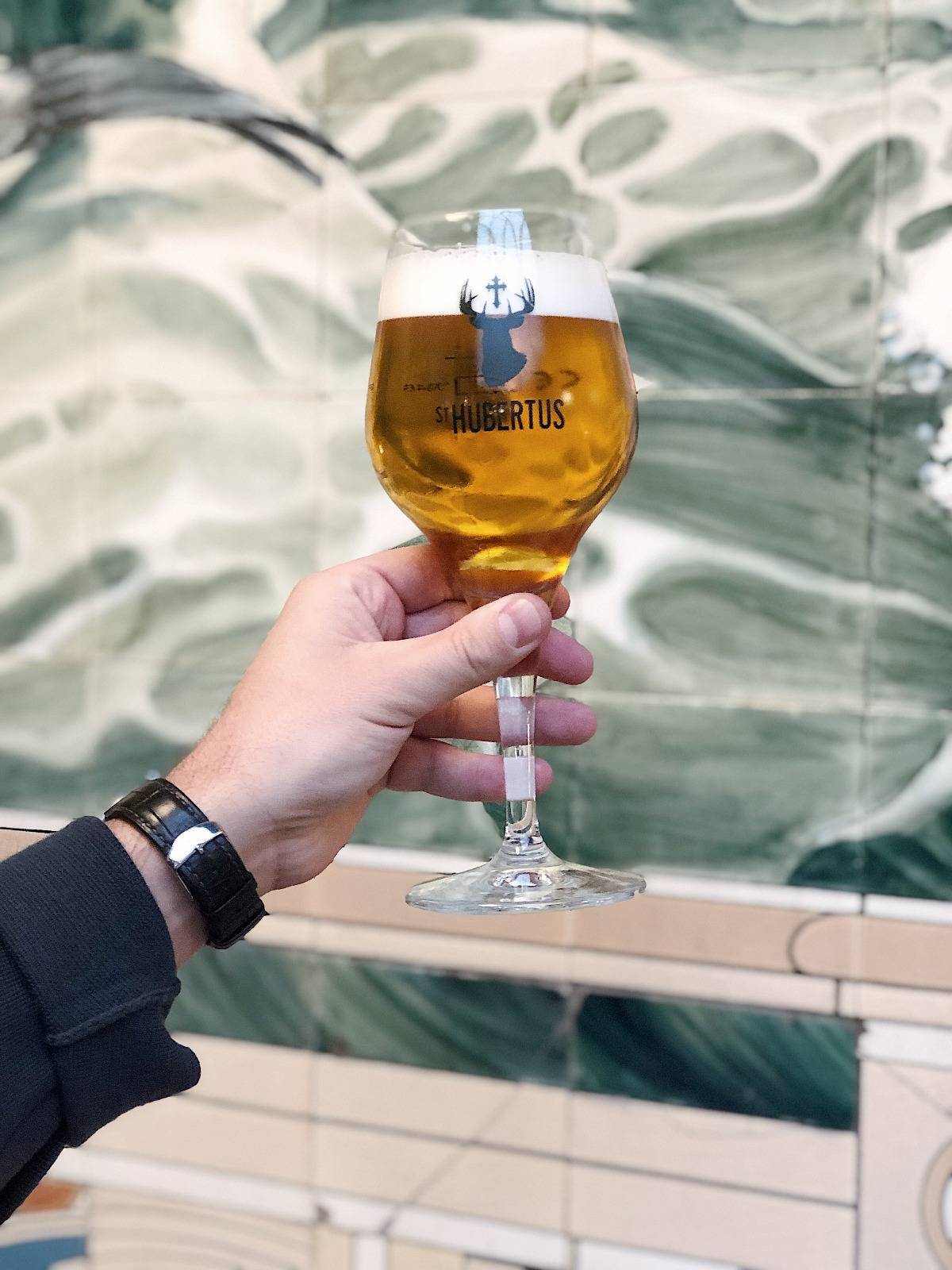 Bière belge servie devant les faïences de la Maison Vincent