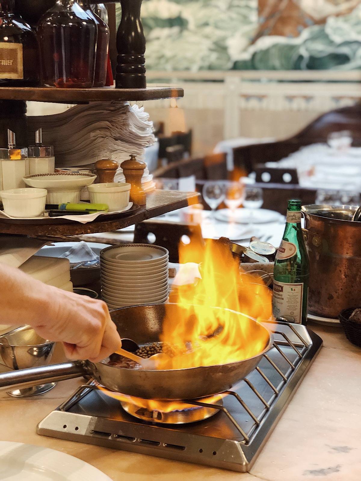 Viande flambée en salle à la Maison Vincent