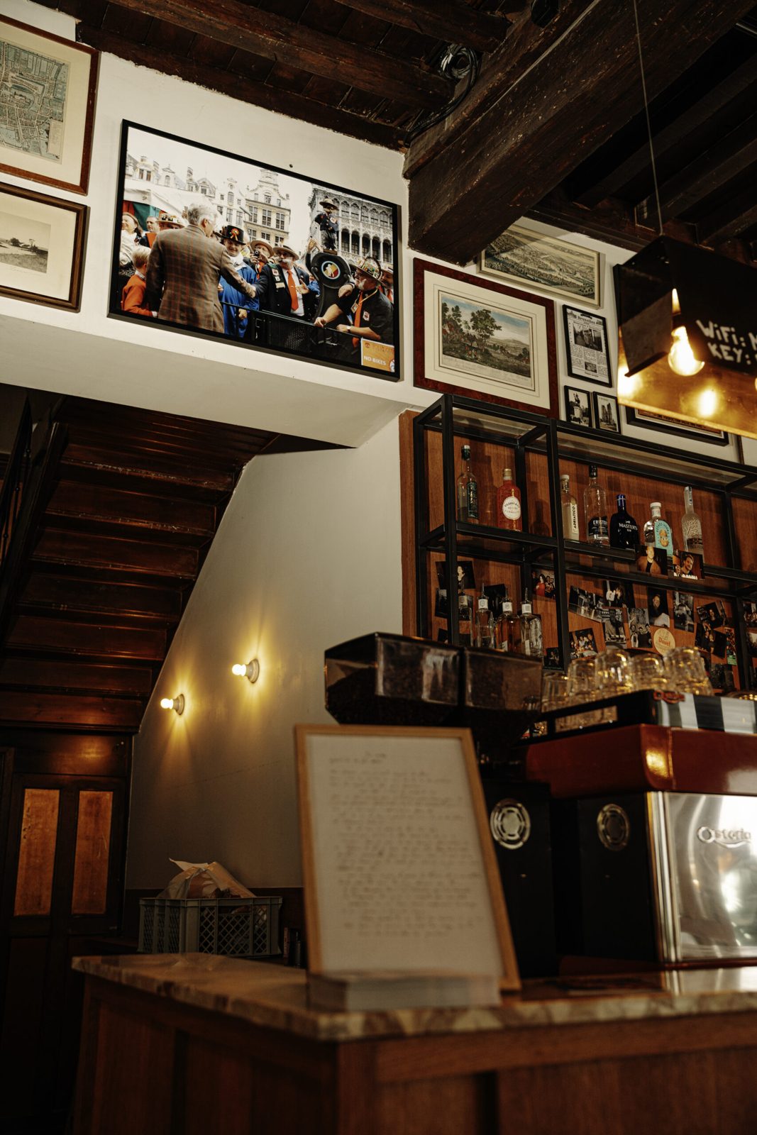 Bar et escalier menant au restaurant du Manneken Pis Café