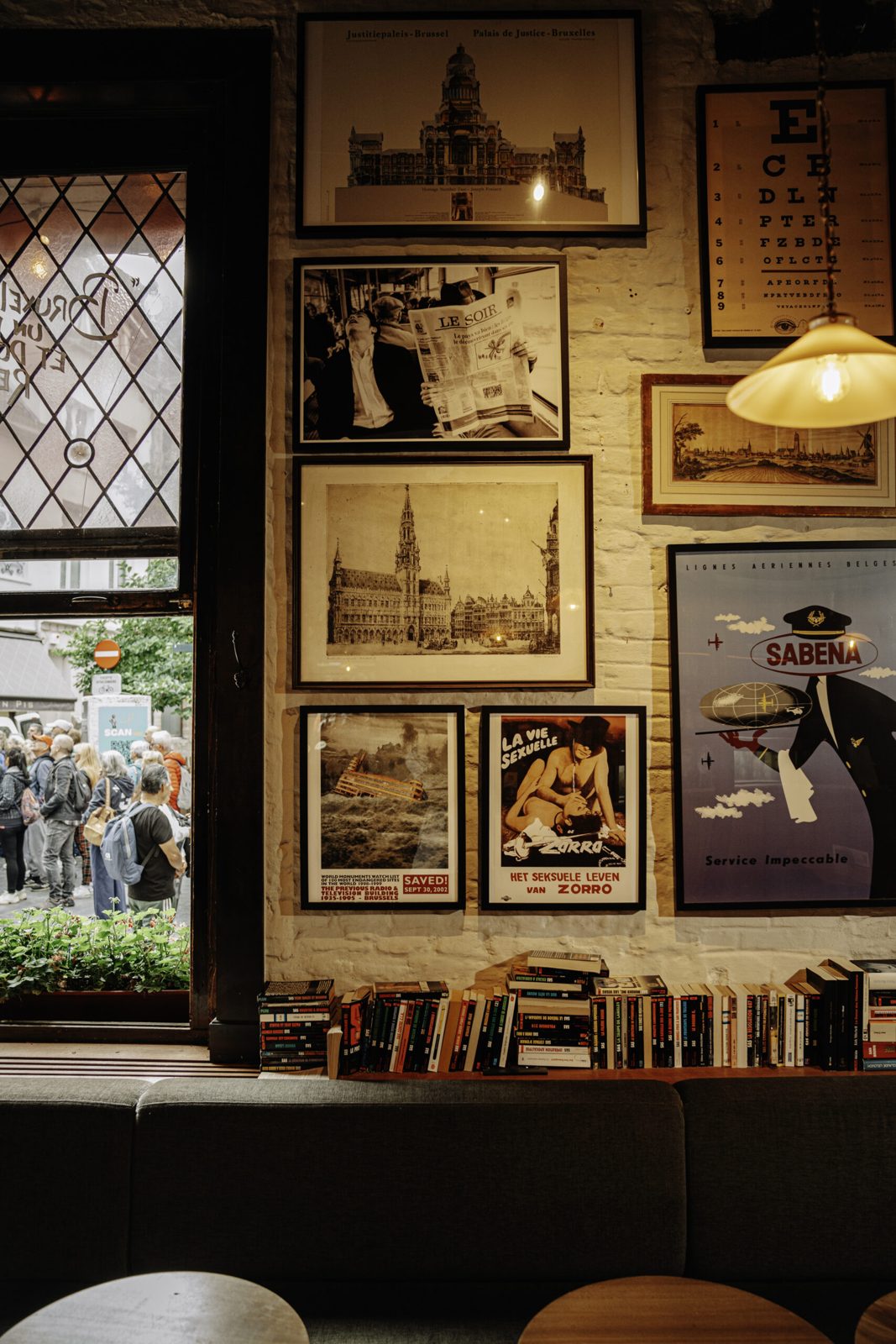 Mur d'affiches et de cadres bruxellois au Manneken Pis Café