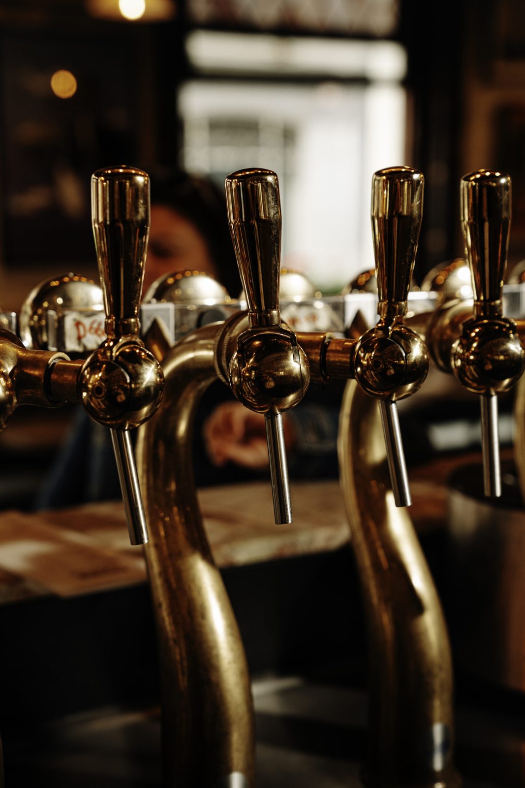 Pompes à bière en laiton du Manneken Pis Café