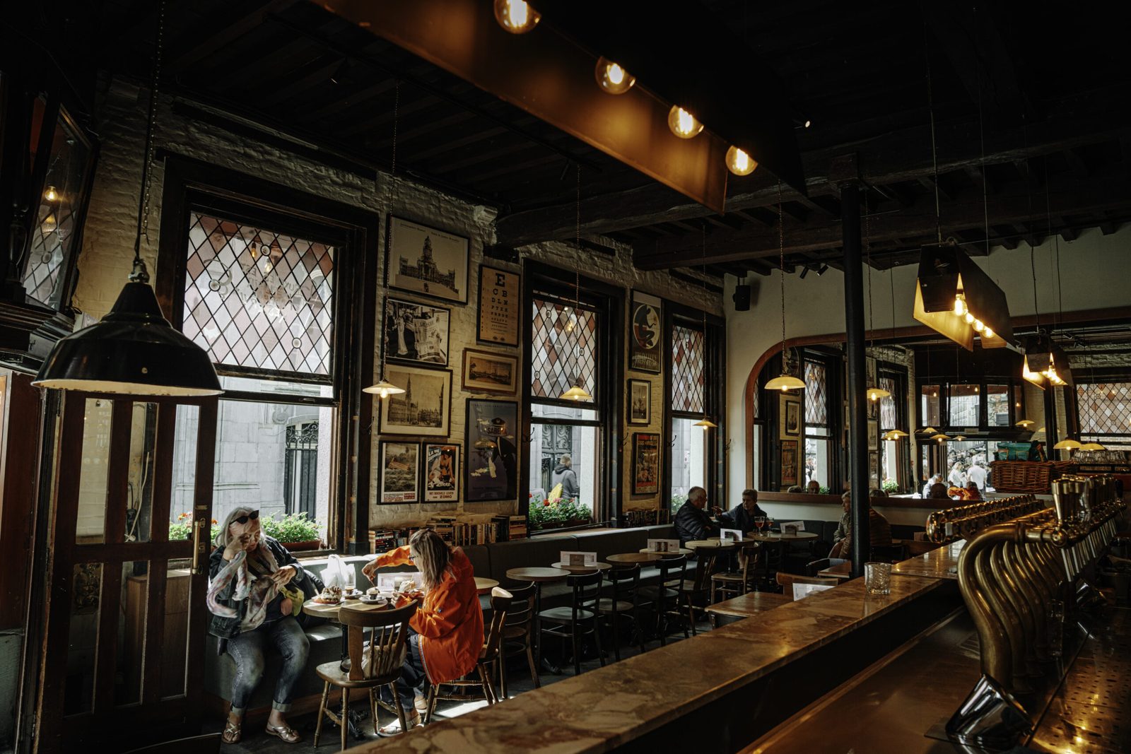 Salle de l'estaminet du Manneken Pis Café, comptoir et vitraux
