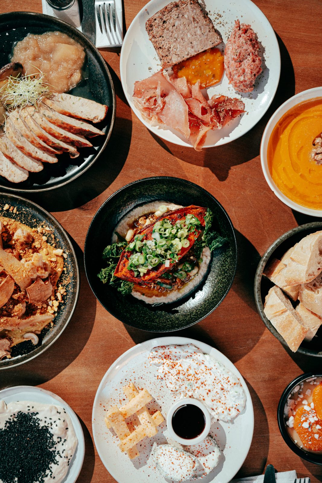 Assortiment de plats belges à partager au Manneken Pis Café