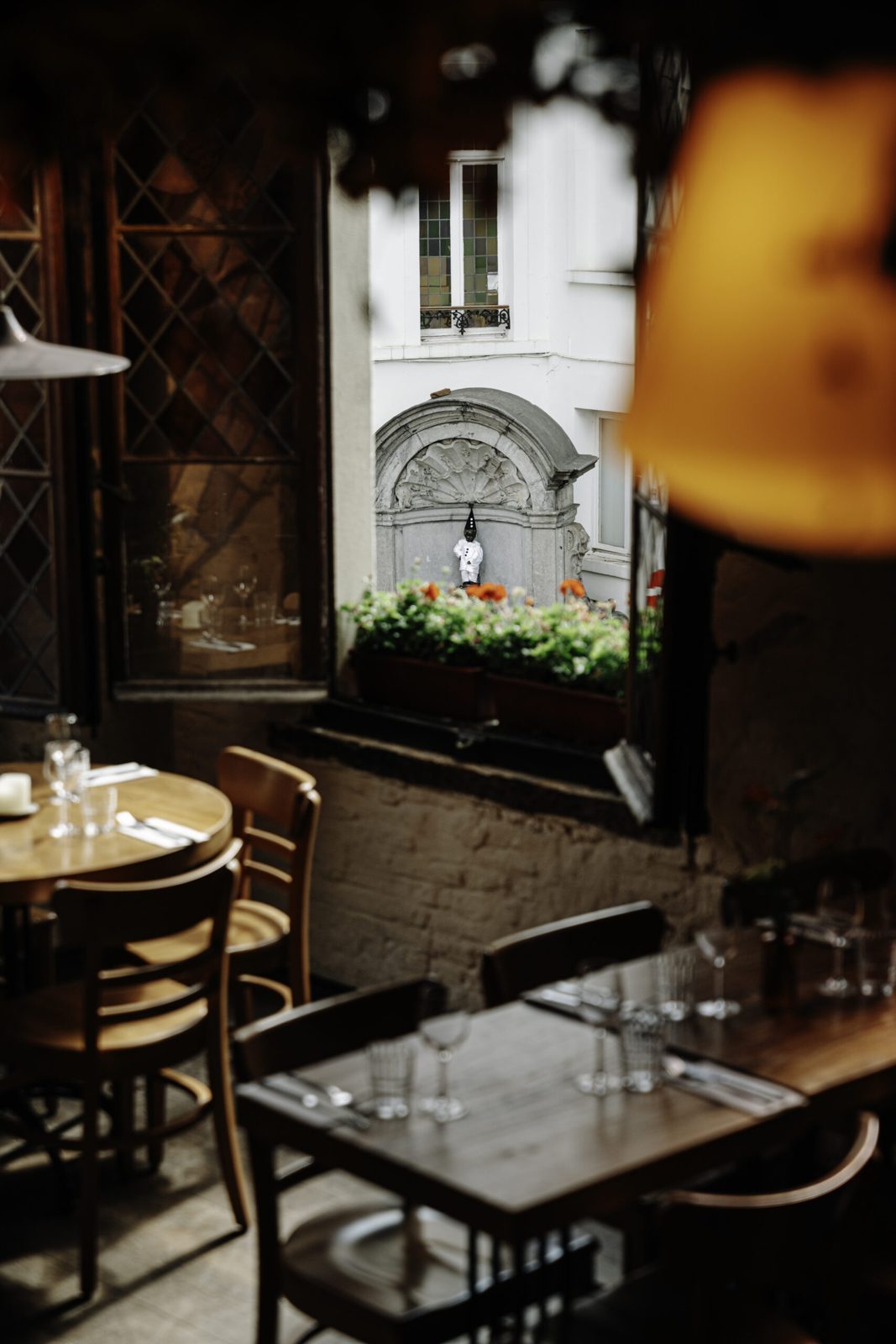 Table près du vitrail donnant sur le Manneken Pis