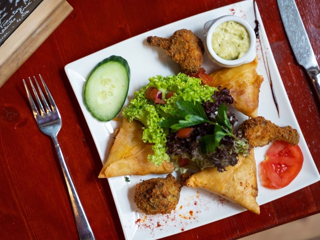 Assiette mauricienne avec samoussas et beignets aux Marmites du Monde