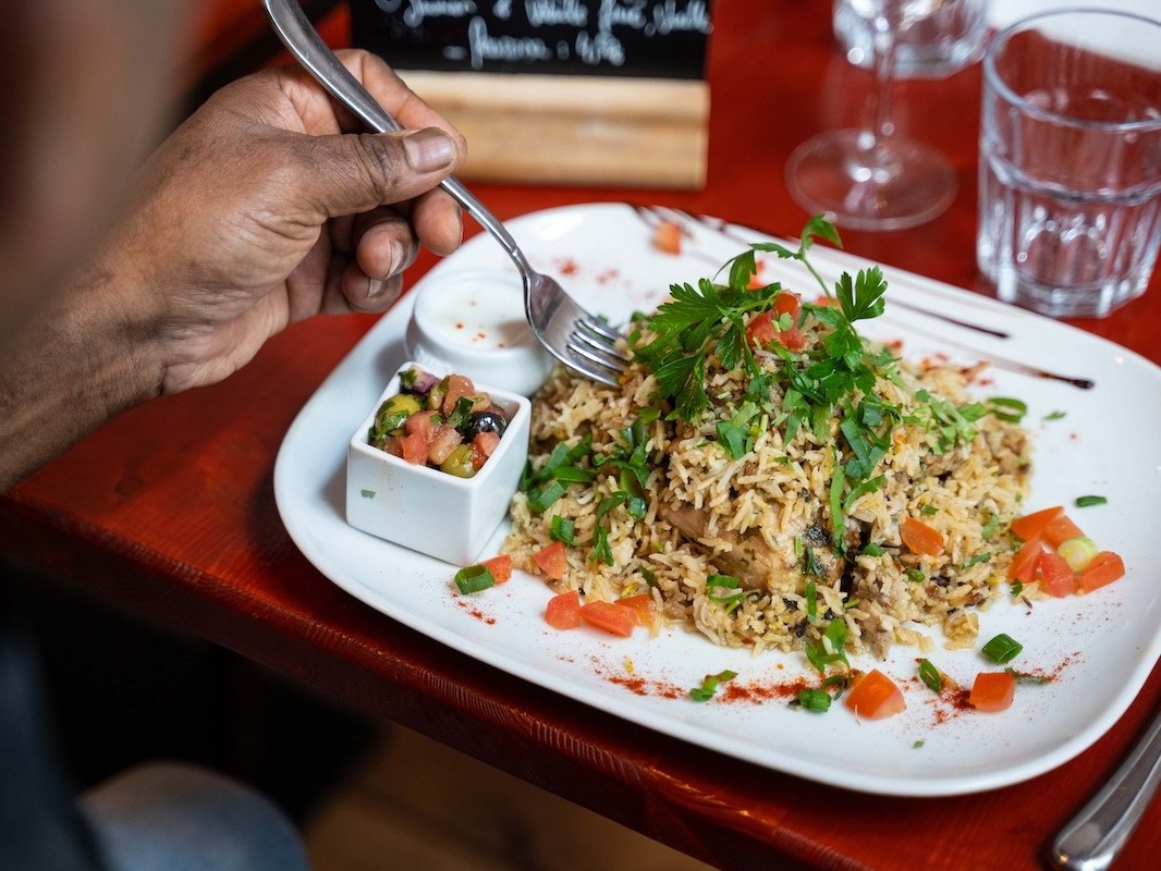 Service d'un plat de briani mauricien en salle aux Marmites du Monde