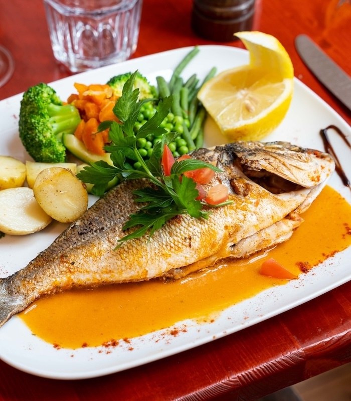 Daurade grillée au gros sel servie aux Marmites du Monde à Bruxelles