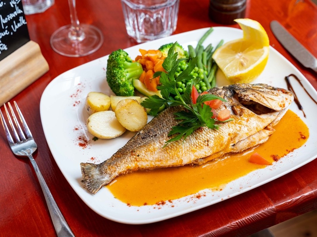 Poisson grillé et légumes de saison au restaurant Les Marmites du Monde