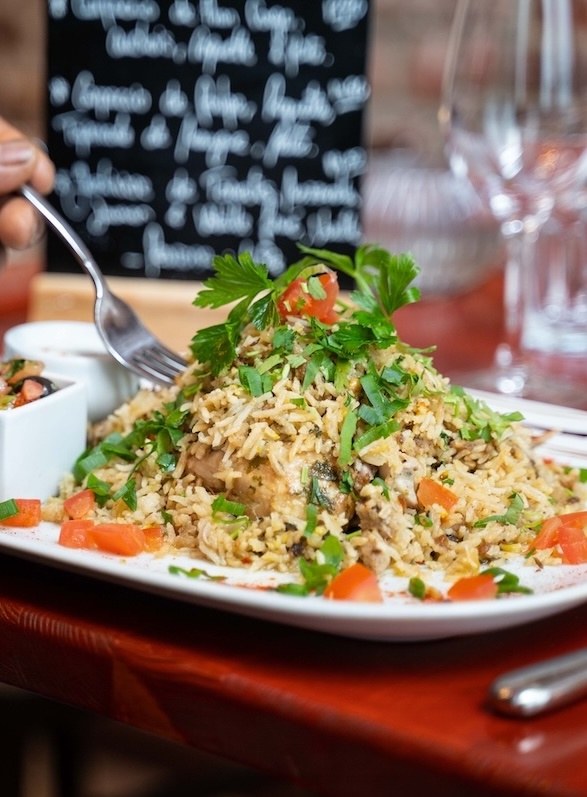 Assiette de briani aux épices des îles au restaurant Les Marmites du Monde