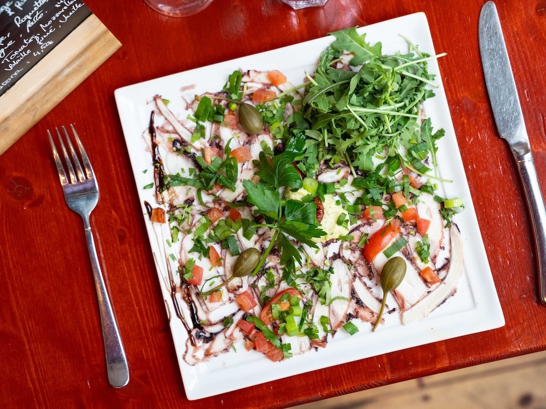 Salade de poulpe et calamars, vinaigrette citron et coriandre