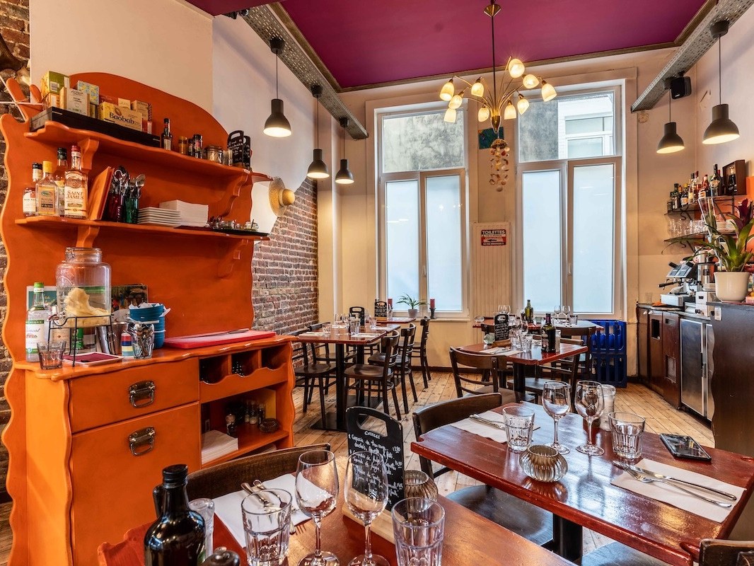 Le bar et la salle du restaurant mauricien Les Marmites du Monde à Bruxelles