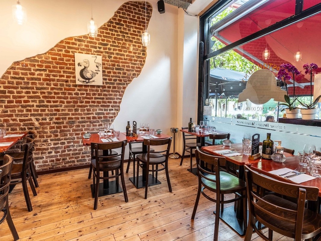 Salle du restaurant Les Marmites du Monde côté vitrine, rue Saint-Boniface