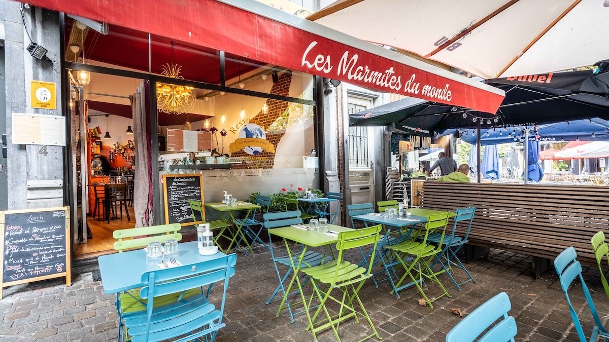 Façade et terrasse des Marmites du Monde rue Saint-Boniface à Ixelles