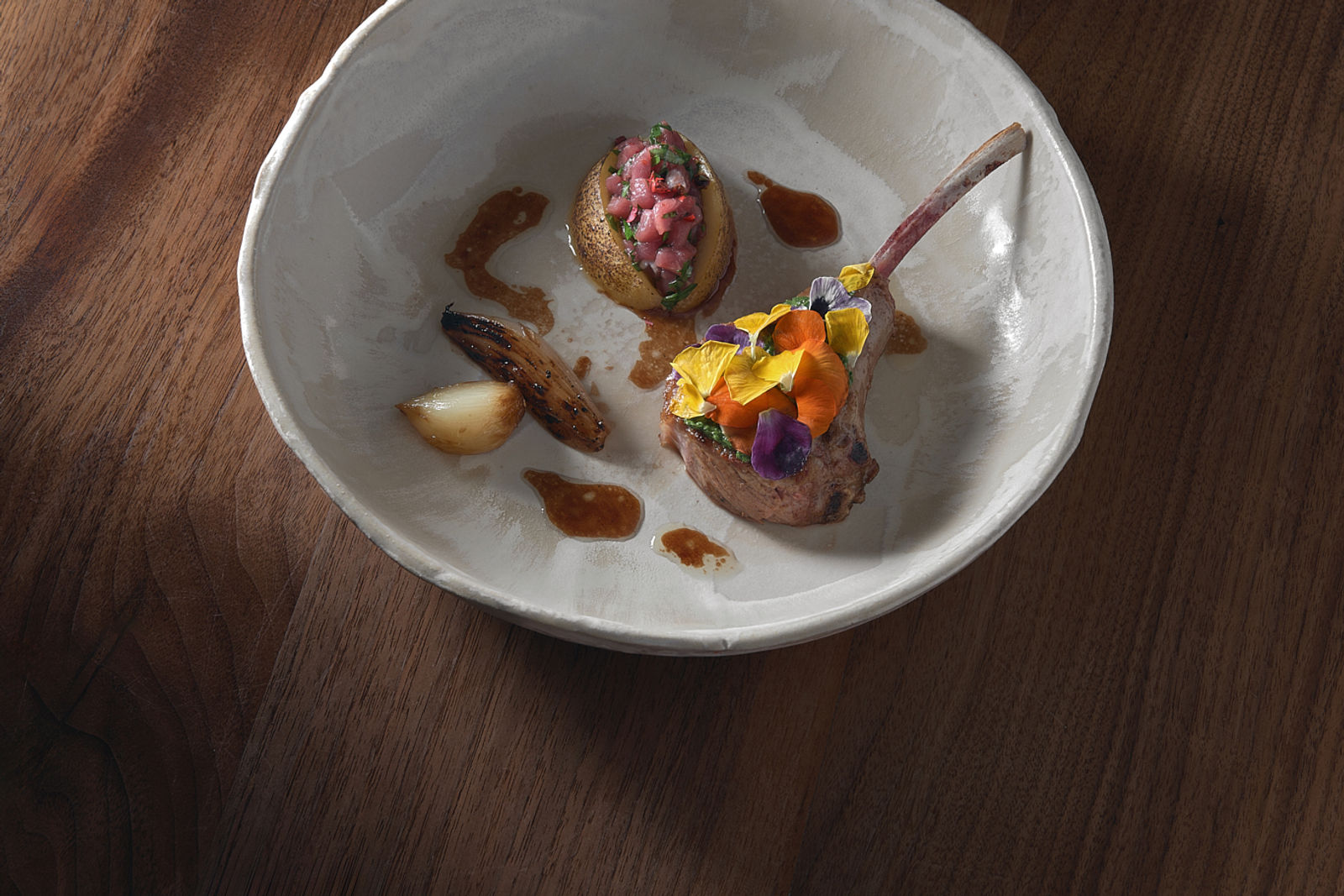 Agneau de lait rôti en arôme floral, crème de rose et oignon brûlé chez Menssa