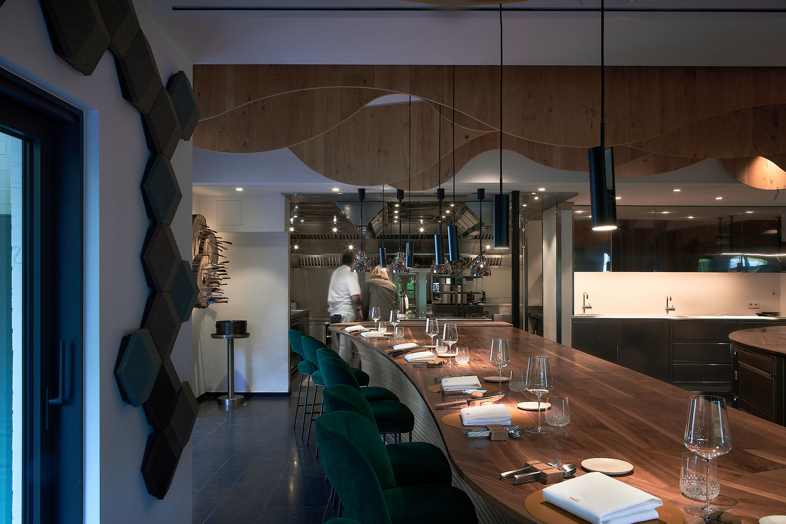 Détail du comptoir en bois de Menssa et de la cuisine ouverte