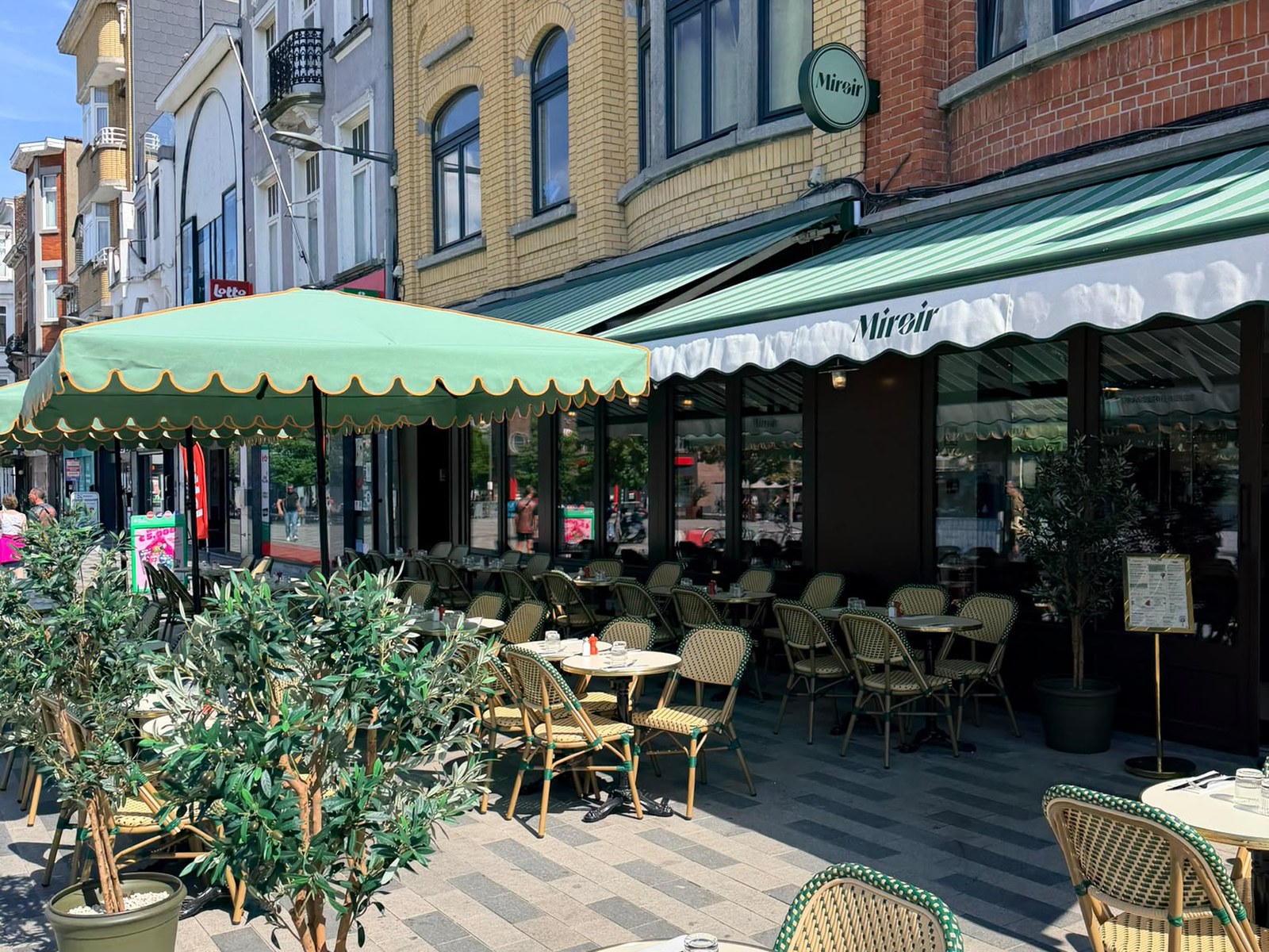 Grande terrasse de la Brasserie Miroir sur la place Reine Astrid à Jette