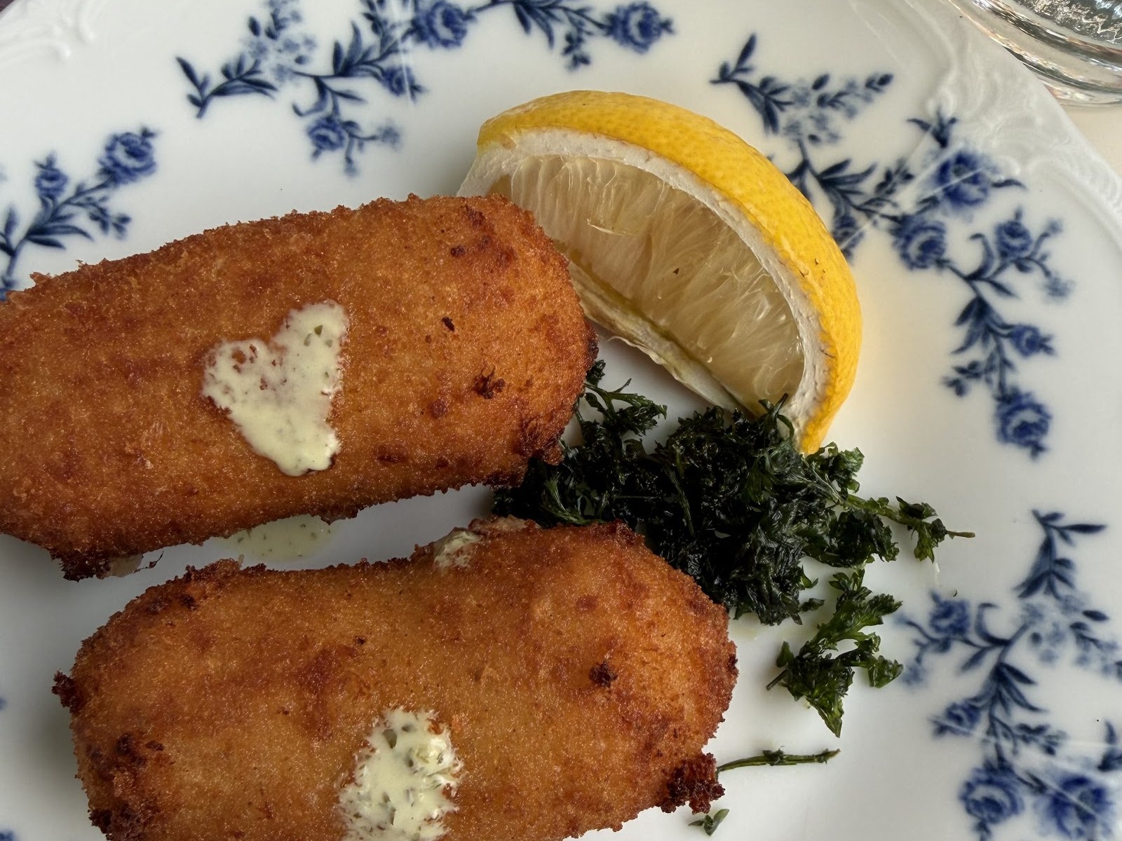 Croquettes dorées servies dans une assiette à la Brasserie Miroir