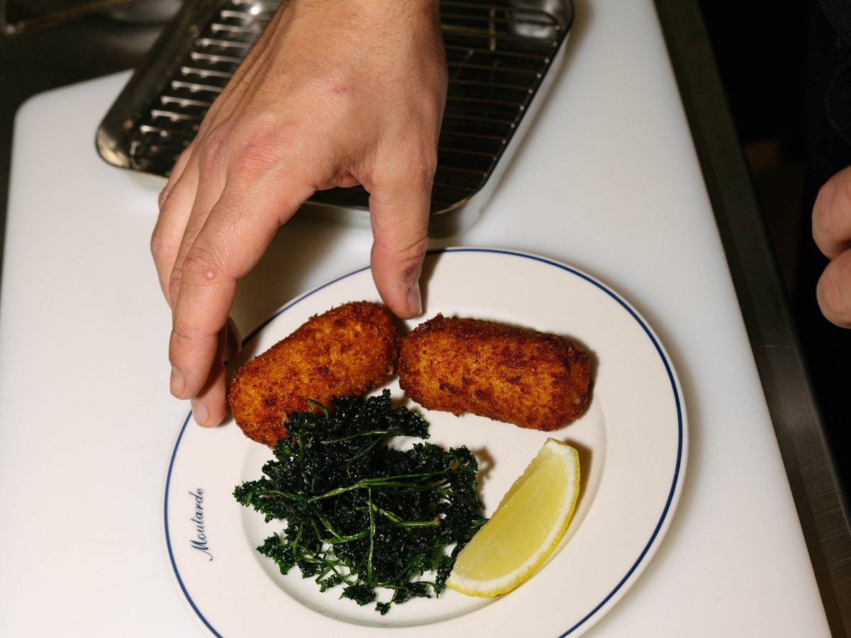 Croquettes aux crevettes dressées en cuisine chez Moutarde