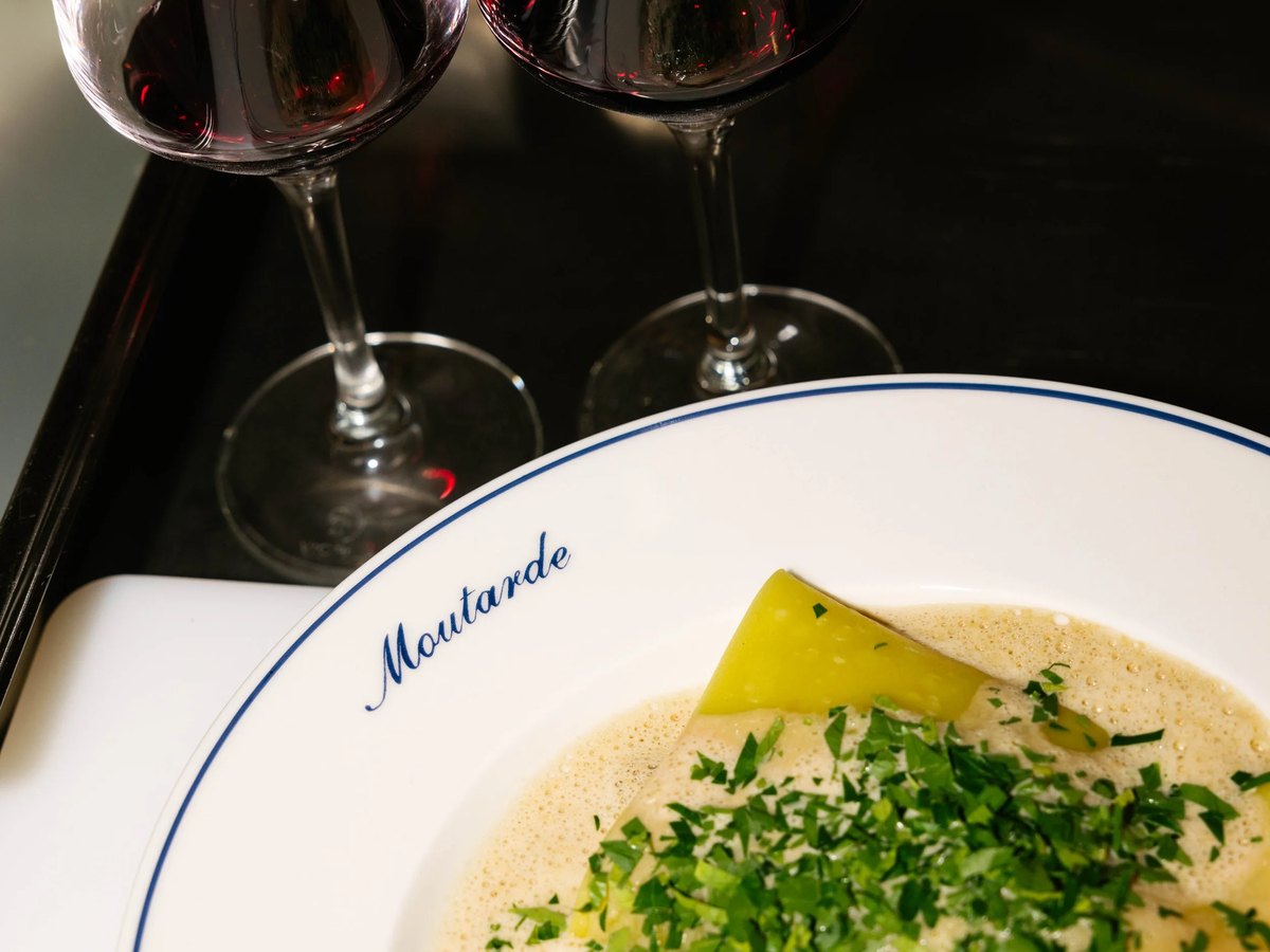 Assiette de ravioles crémées et deux verres de vin rouge chez Moutarde