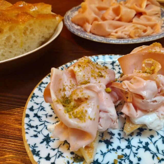 Crostini à la mortadelle et à la pistache servis chez NORMA à Bruxelles