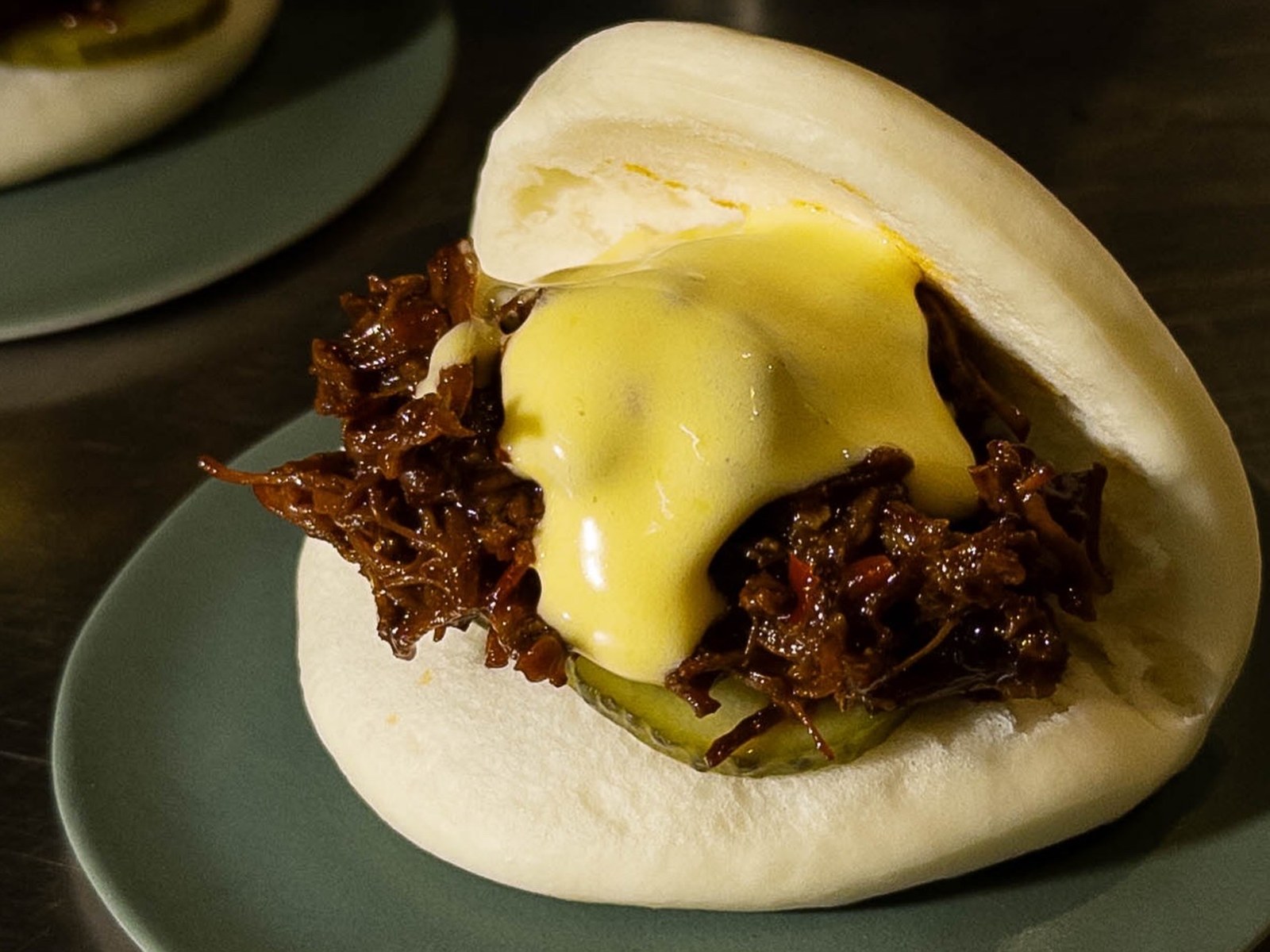 Bao garni de viande effilochée et de mayonnaise servi chez Old Boy à Bruxelles