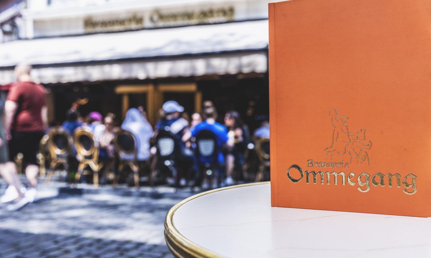 Carte de la Brasserie Ommegang sur un guéridon de terrasse