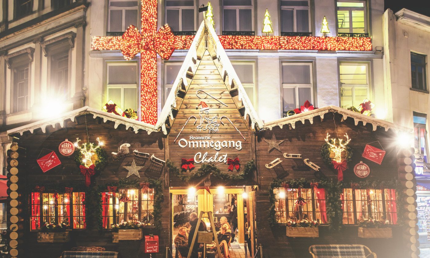 Chalet de Noël de la Brasserie Ommegang illuminé pendant les fêtes