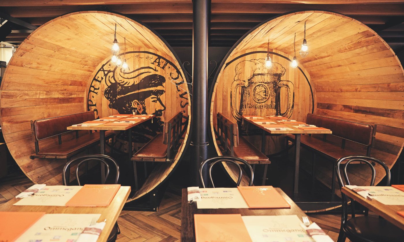 Alcôves de la Brasserie Ommegang aménagées dans des fûts de bière géants
