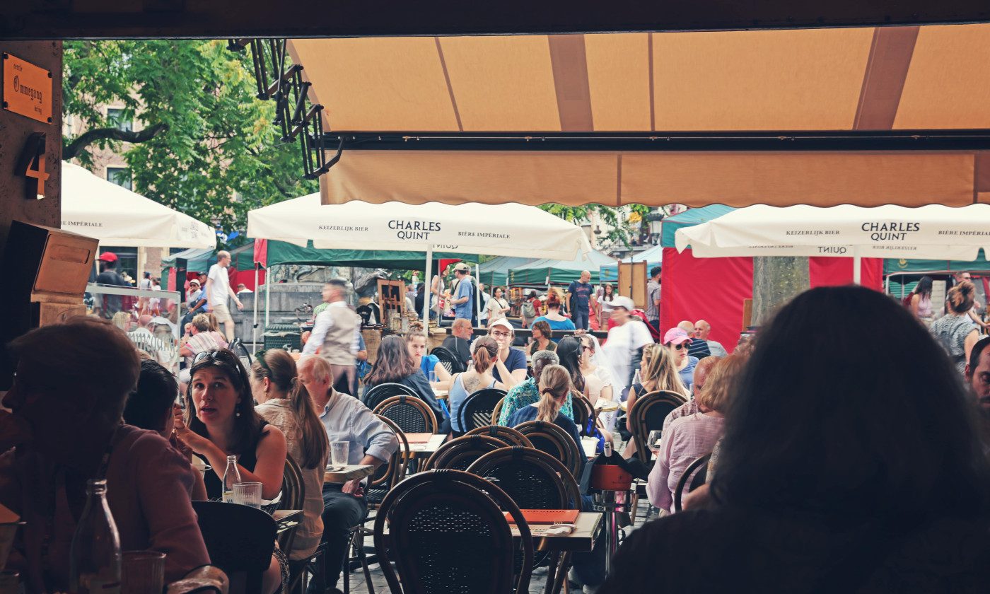 Terrasse de la Brasserie Ommegang remplie de clients en journée