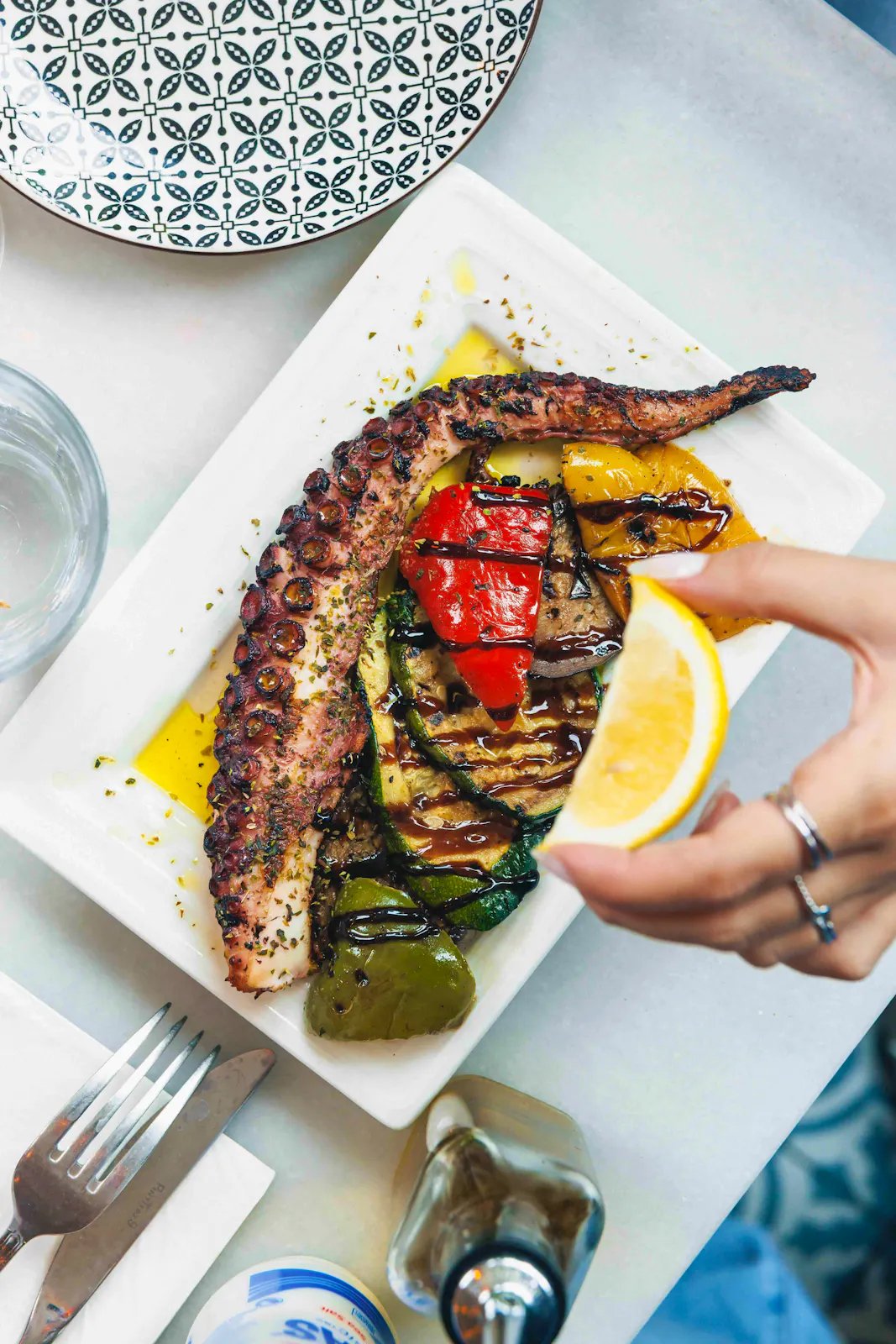 Tentacule de poulpe grillé accompagné de légumes grillés et de citron