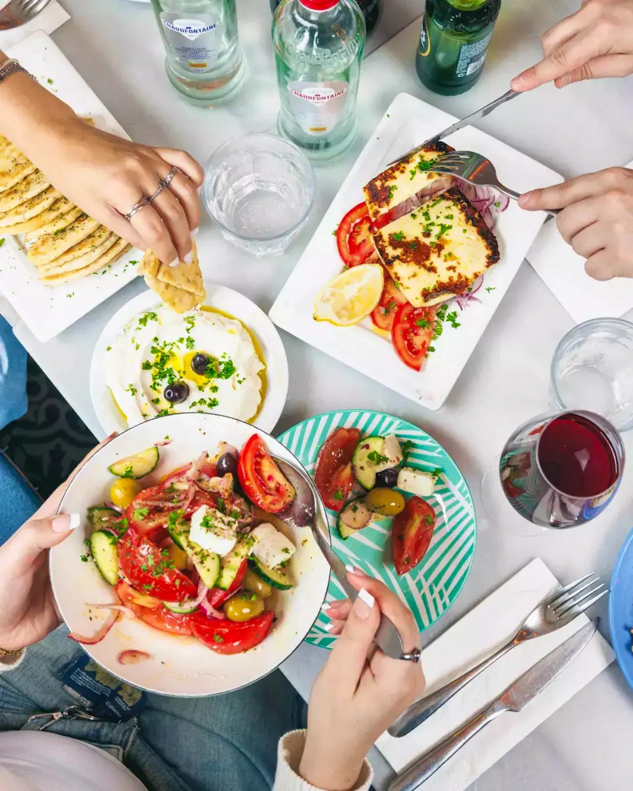 Vue de dessus d'une table de mezze grecs partagée entre convives chez Opa Wemmel