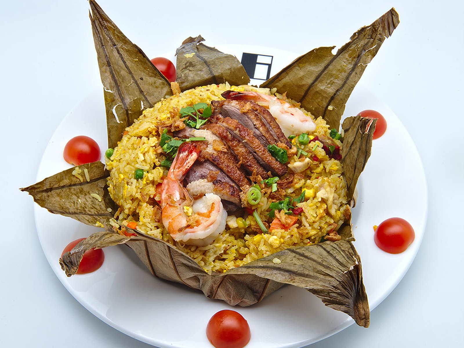 Riz Royal de L'Orchidée Blanche servi dans une feuille de lotus avec scampis et canard laqué